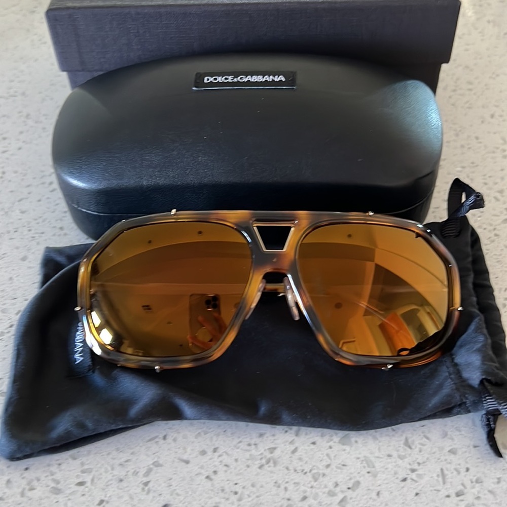 Dolce and Gabbana Men’s l tortoise sunglass